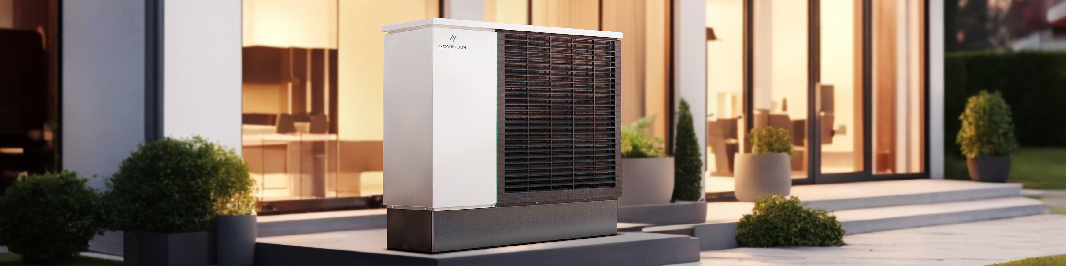 Eine Wärmepumpe steht in einem Garten auf einem Vorsprung