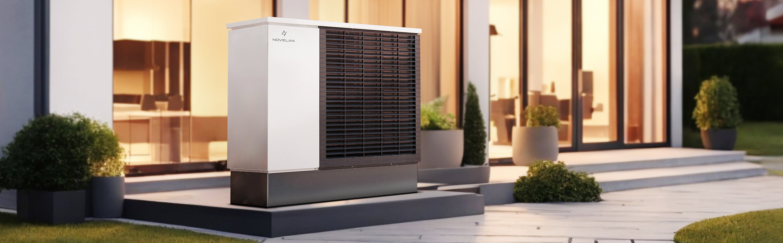 Eine Wärmepumpe steht in einem Garten auf einem Vorsprung