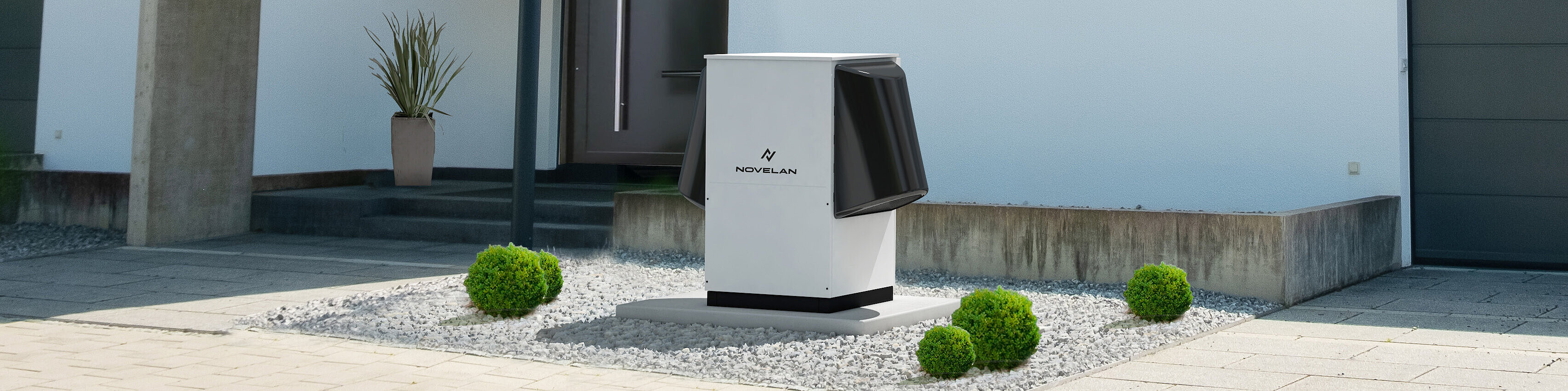 Moderne Wärmepumpe steht in einem Vorgarten